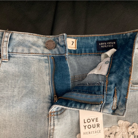 Urban Heritage denim shorts with lace trim - Picture 3 of 5